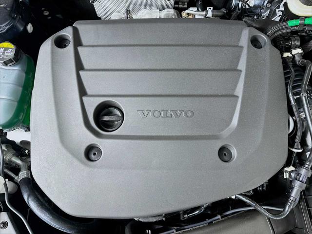 2026 Volvo XC40 Ultra, B5 AWD Gas (mild hybrid), Dark