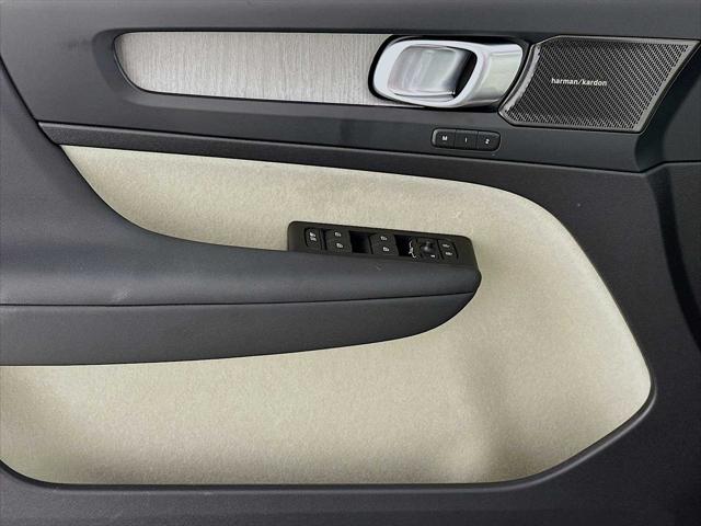 2026 Volvo XC40 Ultra, B5 AWD Gas (mild hybrid), Dark
