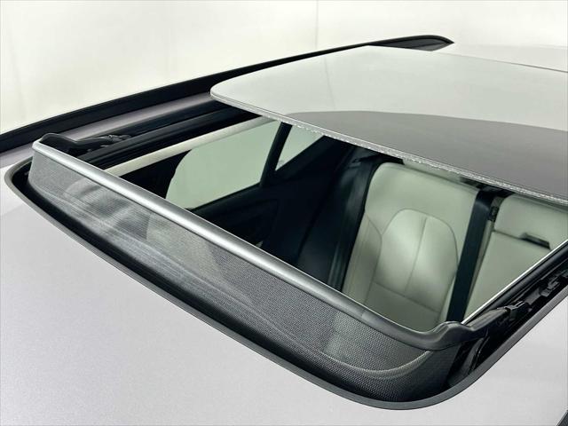 2026 Volvo XC40 Ultra, B5 AWD Gas (mild hybrid), Dark