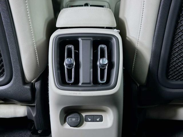 2026 Volvo XC40 Ultra, B5 AWD Gas (mild hybrid), Dark