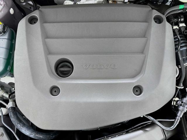 2026 Volvo XC40 Ultra, B5 AWD Gas (mild hybrid), Dark