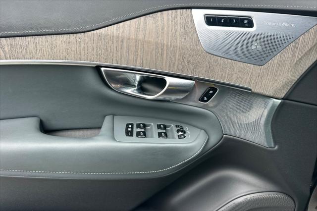 2023 Volvo XC90 Recharge T8 Ultimate Dark Theme 7-Seater