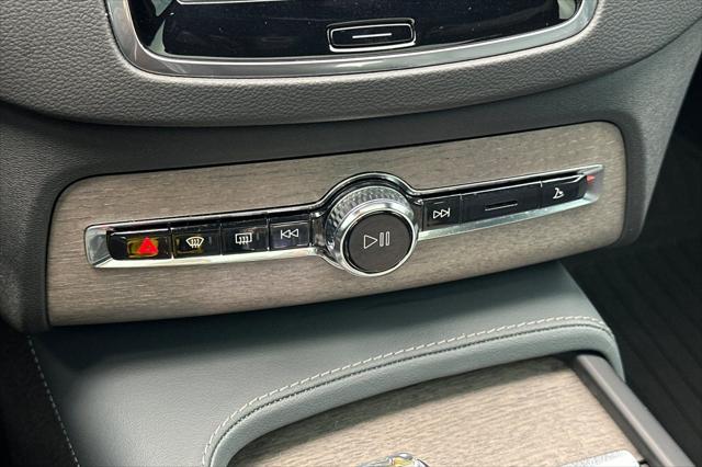2023 Volvo XC90 Recharge T8 Ultimate Dark Theme 7-Seater