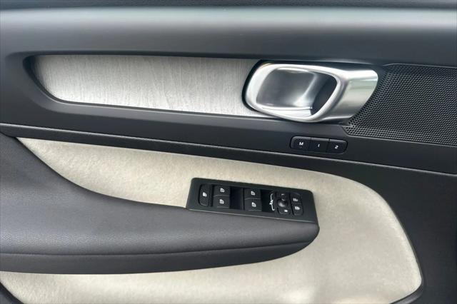 2026 Volvo XC40 Plus, B5 AWD Gas (mild hybrid), Dark