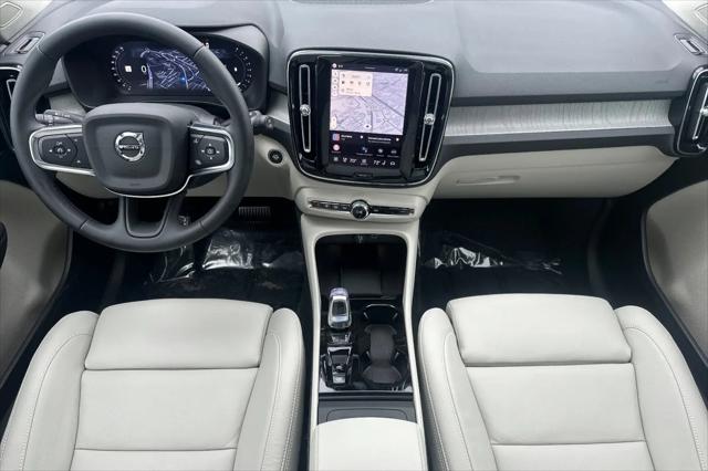 2026 Volvo XC40 Plus, B5 AWD Gas (mild hybrid), Dark