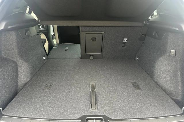 2026 Volvo XC40 Plus, B5 AWD Gas (mild hybrid), Dark