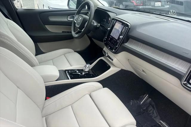 2026 Volvo XC40 Plus, B5 AWD Gas (mild hybrid), Dark