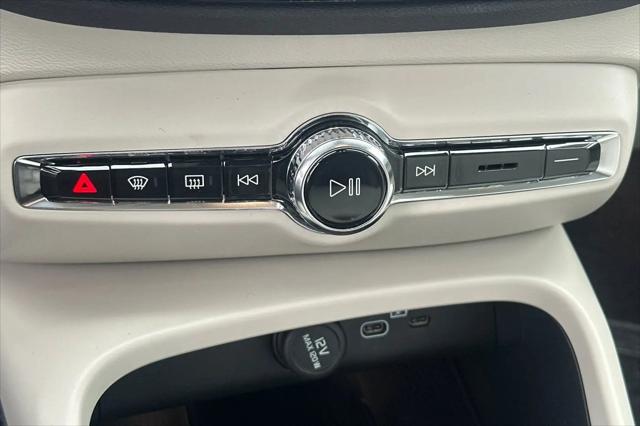 2026 Volvo XC40 Plus, B5 AWD Gas (mild hybrid), Dark