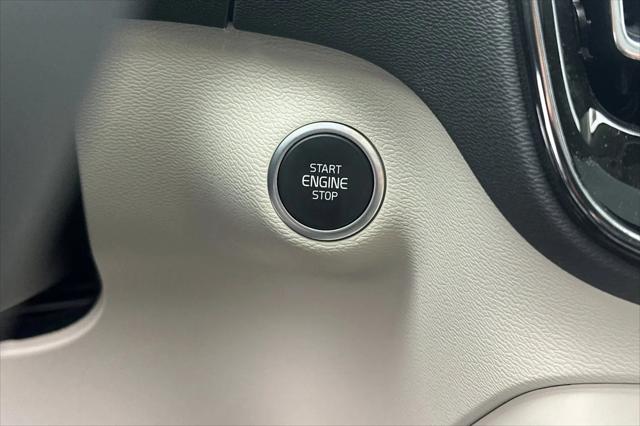2026 Volvo XC40 Plus, B5 AWD Gas (mild hybrid), Dark