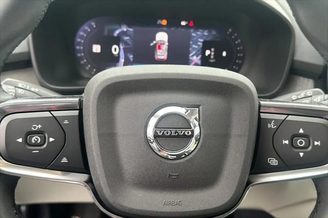 2026 Volvo XC40 Plus, B5 AWD Gas (mild hybrid), Dark