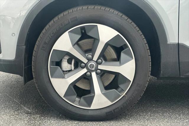 2026 Volvo XC40 Plus, B5 AWD Gas (mild hybrid), Dark