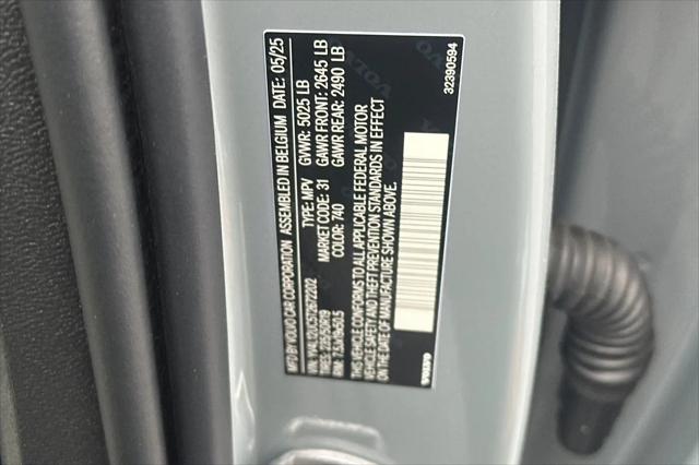 2026 Volvo XC40 Plus, B5 AWD Gas (mild hybrid), Dark