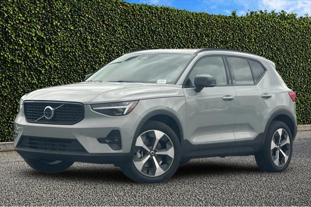 2026 Volvo XC40 Plus, B5 AWD Gas (mild hybrid), Dark