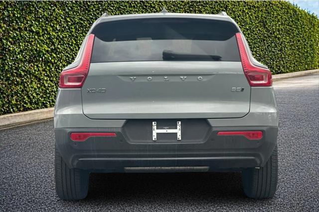 2026 Volvo XC40 Plus, B5 AWD Gas (mild hybrid), Dark