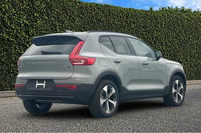 2026 Volvo XC40 Plus, B5 AWD Gas (mild hybrid), Dark