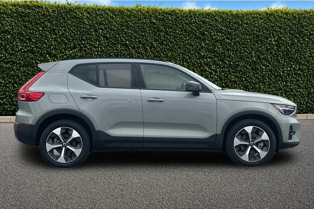 2026 Volvo XC40 Plus, B5 AWD Gas (mild hybrid), Dark