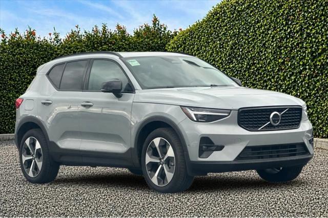 2026 Volvo XC40 Plus, B5 AWD Gas (mild hybrid), Dark