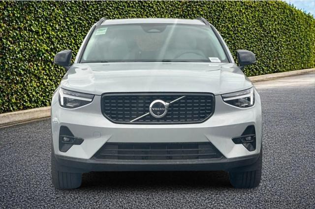 2026 Volvo XC40 Plus, B5 AWD Gas (mild hybrid), Dark