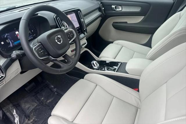 2026 Volvo XC40 Plus, B5 AWD Gas (mild hybrid), Dark
