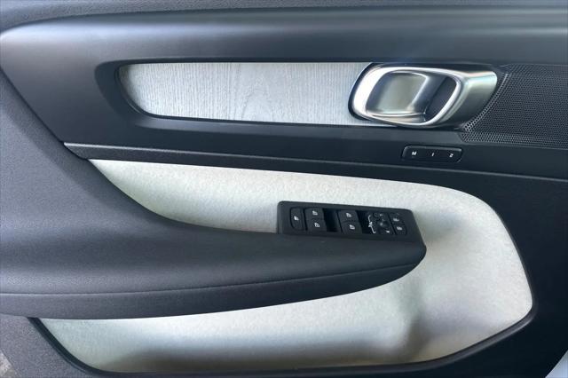 2026 Volvo XC40 Plus, B5 AWD Gas (mild hybrid), Dark