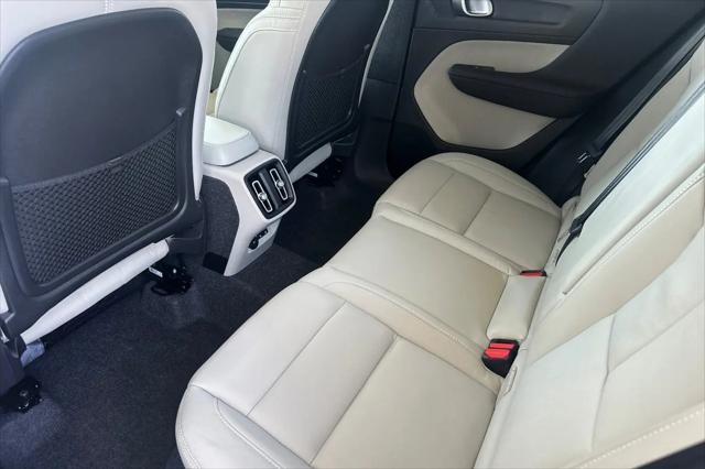 2026 Volvo XC40 Plus, B5 AWD Gas (mild hybrid), Dark