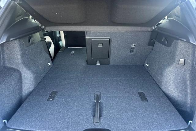 2026 Volvo XC40 Plus, B5 AWD Gas (mild hybrid), Dark