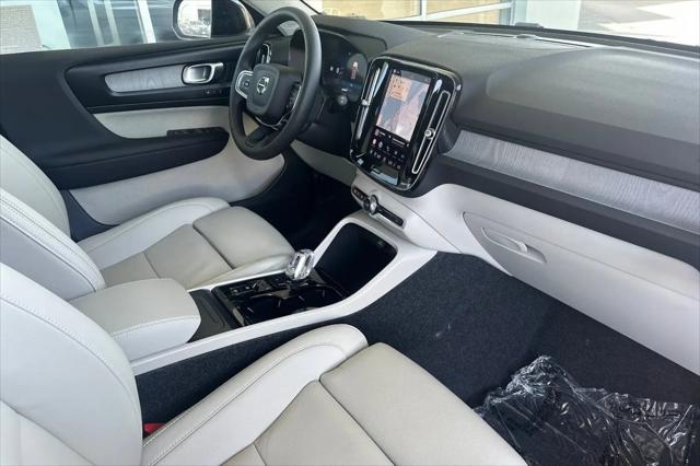 2026 Volvo XC40 Plus, B5 AWD Gas (mild hybrid), Dark