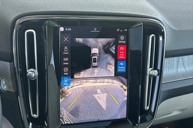 2026 Volvo XC40 Plus, B5 AWD Gas (mild hybrid), Dark