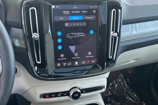 2026 Volvo XC40 Plus, B5 AWD Gas (mild hybrid), Dark