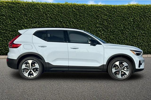 2026 Volvo XC40 Plus, B5 AWD Gas (mild hybrid), Dark