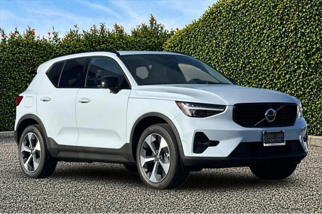 2026 Volvo XC40 Plus, B5 AWD Gas (mild hybrid), Dark