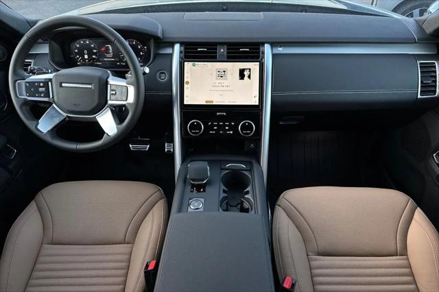 2025 Land Rover Discovery P300 Dynamic SE