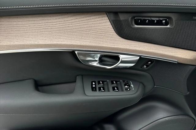 2025 Volvo XC90 Plug-In Hybrid T8 Plus 7-Seater