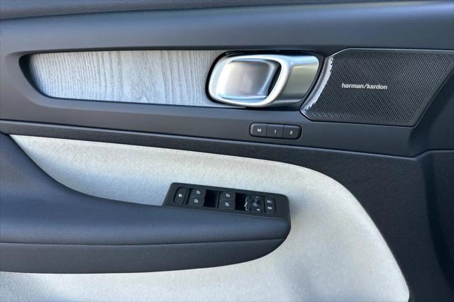2026 Volvo XC40 Plus, B4 FWD Gas (mild hybrid), Dark