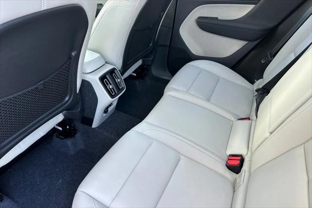 2026 Volvo XC40 Plus, B4 FWD Gas (mild hybrid), Dark