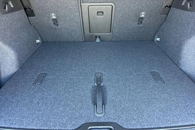 2026 Volvo XC40 Plus, B4 FWD Gas (mild hybrid), Dark