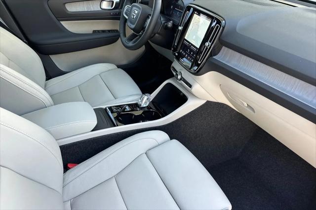 2026 Volvo XC40 Plus, B4 FWD Gas (mild hybrid), Dark