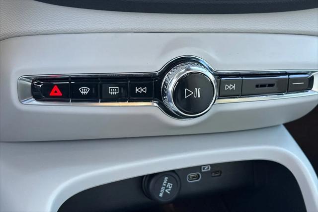 2026 Volvo XC40 Plus, B4 FWD Gas (mild hybrid), Dark