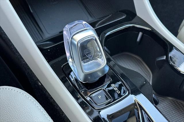 2026 Volvo XC40 Plus, B4 FWD Gas (mild hybrid), Dark