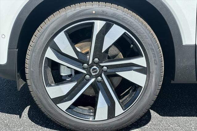 2026 Volvo XC40 Plus, B4 FWD Gas (mild hybrid), Dark