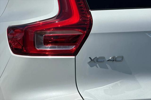 2026 Volvo XC40 Plus, B4 FWD Gas (mild hybrid), Dark