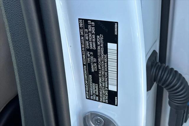 2026 Volvo XC40 Plus, B4 FWD Gas (mild hybrid), Dark