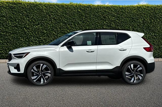 2026 Volvo XC40 Plus, B4 FWD Gas (mild hybrid), Dark