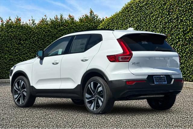 2026 Volvo XC40 Plus, B4 FWD Gas (mild hybrid), Dark