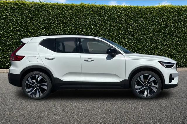 2026 Volvo XC40 Plus, B4 FWD Gas (mild hybrid), Dark