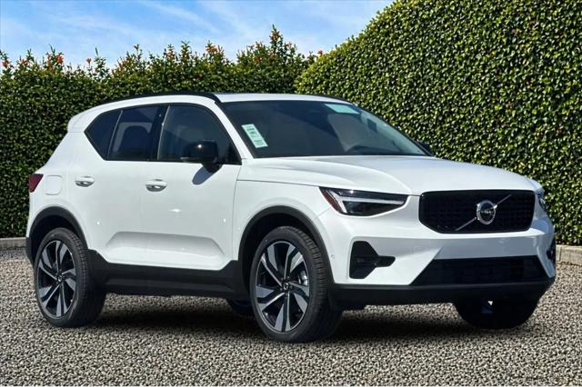 2026 Volvo XC40 Plus, B4 FWD Gas (mild hybrid), Dark