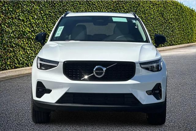 2026 Volvo XC40 Plus, B4 FWD Gas (mild hybrid), Dark