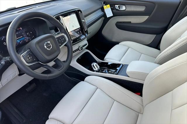 2026 Volvo XC40 Plus, B4 FWD Gas (mild hybrid), Dark
