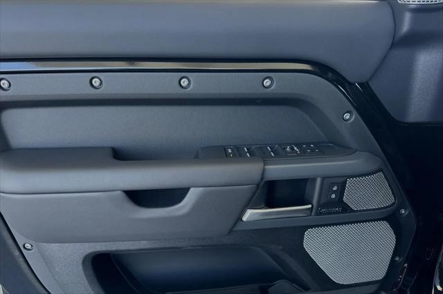 2024 Land Rover Defender 130 P400 X-Dynamic SE