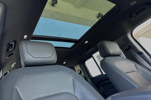 2024 Land Rover Defender 130 P400 X-Dynamic SE
